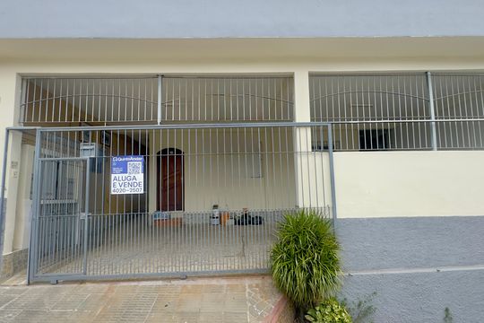 Placar instalada na fachada do imóvel de casa para alugar com 2 quartos, 148m² em Jardim Katia, Guarulhos