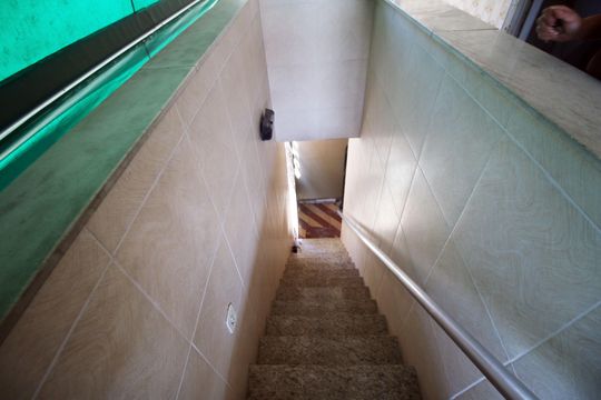 Escada de acesso de casa para alugar com 2 quartos, 200m² em Rocha Miranda, Rio de Janeiro