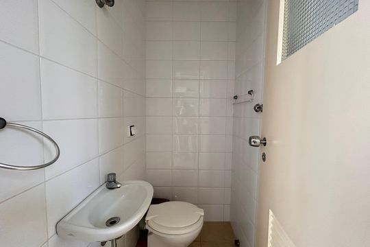 Banheiro de serviço de apartamento para alugar com 3 quartos, 127m² em Vila Sofia, São Paulo