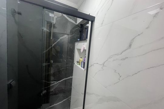 Banheiro da Suíte de apartamento para alugar com 3 quartos, 100m² em Centro, São Vicente