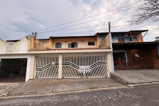 Fachada de casa à venda com 3 quartos, 262m² em Vila Lucinda, Santo André