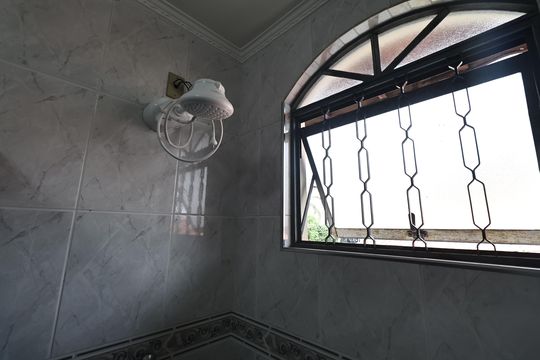 Banheiro de casa à venda com 3 quartos, 262m² em Vila Lucinda, Santo André