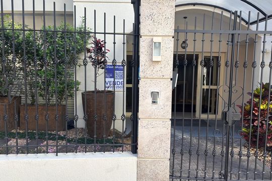 Plaquinha Instalada código VGKU-33 de apartamento à venda com 2 quartos, 80m² em Rio Branco, Porto Alegre