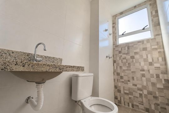 Banheiro de apartamento para alugar com 2 quartos, 43m² em Jardim Itu, Porto Alegre