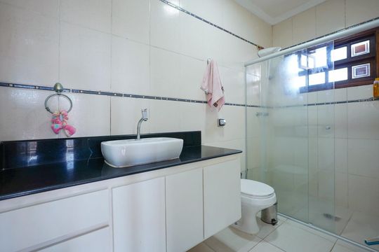 Banheiro de casa à venda com 3 quartos, 456m² em Interlagos, São Paulo