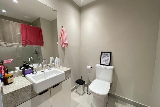 Banheiro de apartamento para alugar com 1 quarto, 27m² em Butantã, São Paulo