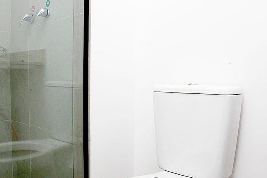 Banheiro de kitnet/studio para alugar com 1 quarto, 25m² em Rio Branco, Porto Alegre