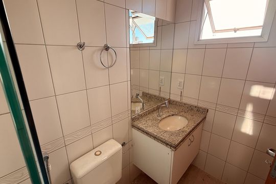 Banheiro da Suíte 2 de apartamento para alugar com 3 quartos, 95m² em Setor Bela Vista, Goiânia