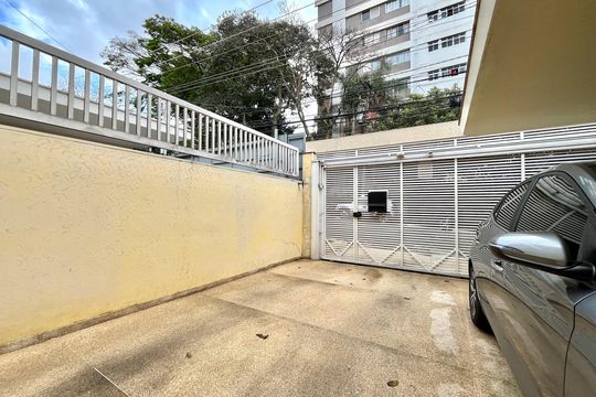 Garagem de casa à venda com 3 quartos, 200m² em Planalto Paulista, São Paulo