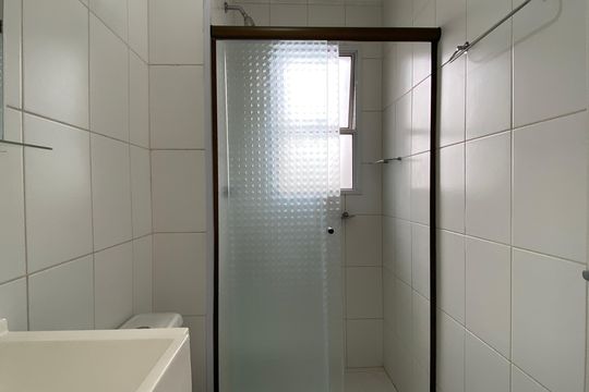 Banheiro de apartamento para alugar com 2 quartos, 49m² em Presidente Altino, Osasco