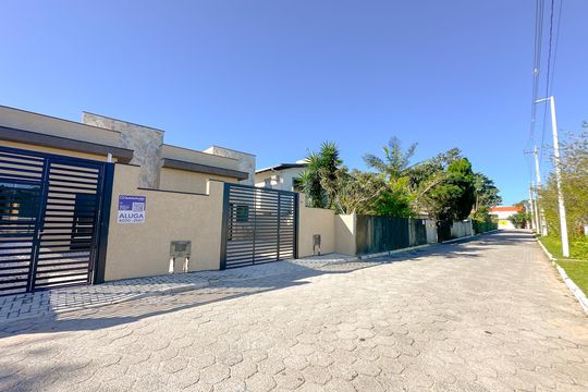 Vista da Rua de casa para alugar com 2 quartos, 105m² em São João do Rio Vermelho, Florianópolis