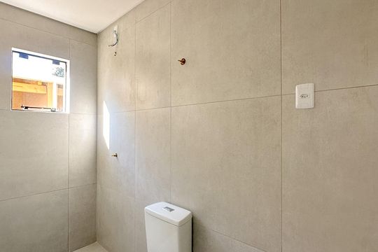 Banheiro da Suíte de casa para alugar com 2 quartos, 105m² em São João do Rio Vermelho, Florianópolis
