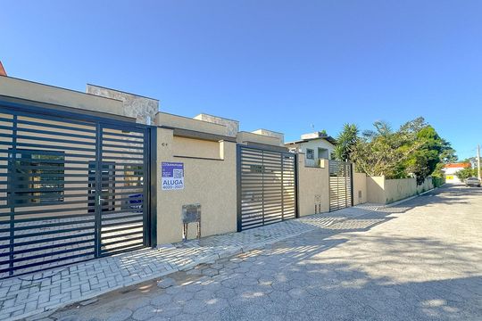 Vista da Rua de casa para alugar com 2 quartos, 105m² em São João do Rio Vermelho, Florianópolis