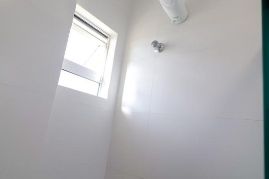 Banheiro Social de apartamento para alugar com 1 quarto, 31m² em Novo Mundo, Curitiba