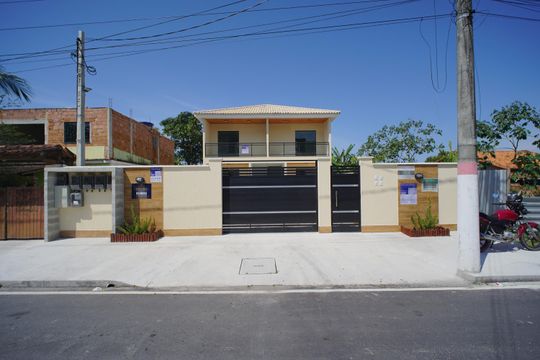 Fachada de apartamento para alugar com 2 quartos, 66m² em Pindobas, Maricá