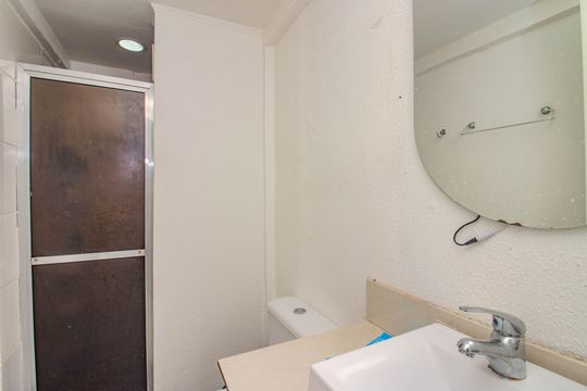 Banheiro de apartamento para alugar com 1 quarto, 45m² em Humaitá, Porto Alegre