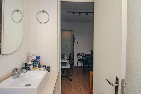 Banheiro de apartamento para alugar com 1 quarto, 45m² em Humaitá, Porto Alegre