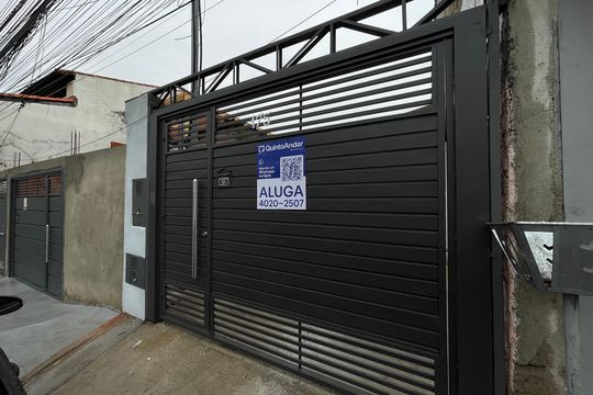 Fachada+Placa  de casa para alugar com 2 quartos, 55m² em Vila Santa Teresinha, São Paulo