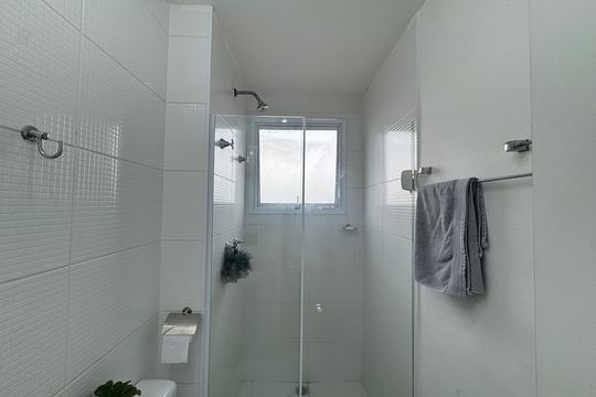 Banheiro 1 de apartamento à venda com 2 quartos, 55m² em Quitaúna, Osasco