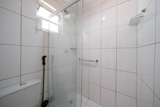 Banheiro de apartamento para alugar com 2 quartos, 56m² em Cohab Padre Jose de Anchieta, São Paulo