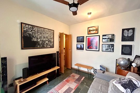 Sala de tv  de casa à venda com 2 quartos, 110m² em Chácara Monte Alegre, São Paulo