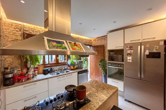 Cozinha americana  de casa à venda com 2 quartos, 110m² em Chácara Monte Alegre, São Paulo