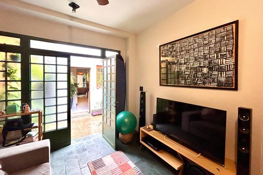 Sala de tv  de casa à venda com 2 quartos, 110m² em Chácara Monte Alegre, São Paulo