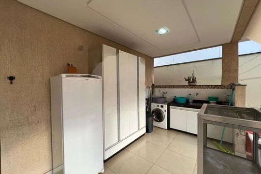Casa à venda com 3 quartos, 220m² em Jardim América, Goiânia