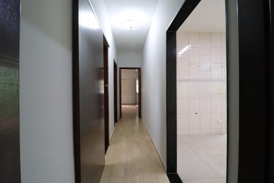 Corredor de casa para alugar com 4 quartos, 330m² em Jardim das Palmeiras, Uberlândia