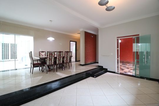 Casa para alugar com 4 quartos, 330m² em Jardim das Palmeiras, Uberlândia
