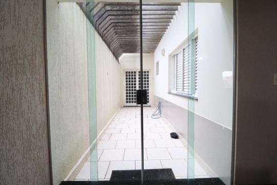 Jardim de Inverno de casa para alugar com 4 quartos, 330m² em Jardim das Palmeiras, Uberlândia