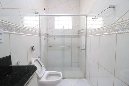 Banheiro do Quarto 3 de casa para alugar com 4 quartos, 330m² em Jardim das Palmeiras, Uberlândia