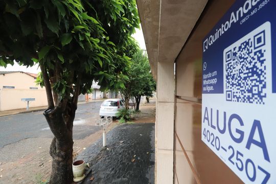 Plaquinha de casa para alugar com 4 quartos, 330m² em Jardim das Palmeiras, Uberlândia