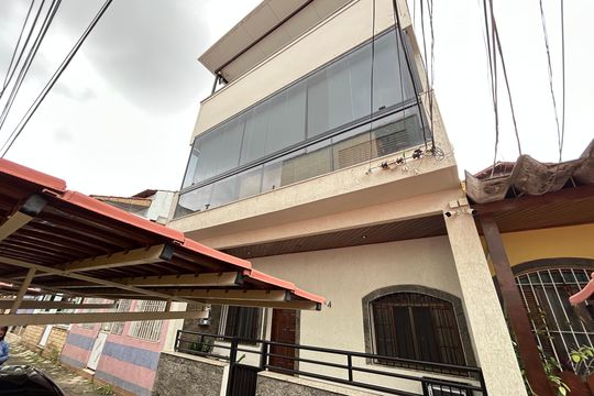 Fachada de casa à venda com 3 quartos, 178m² em Méier, Rio de Janeiro