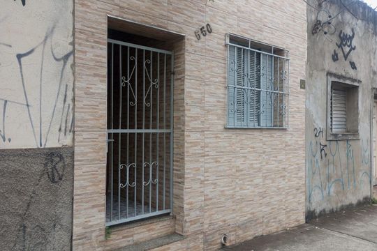 Fachada de casa à venda com 2 quartos, 150m² em Vila Monumento, São Paulo