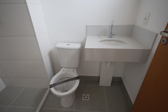 Banheiro de apartamento à venda com 1 quarto, 25m² em Centro, Osasco