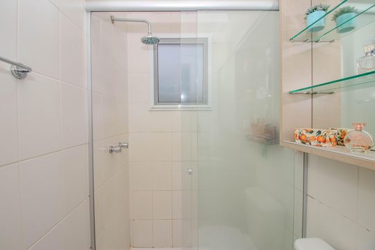 Banheiro da Suíte de casa de condomínio para alugar com 3 quartos, 158m² em Rubem Berta, Porto Alegre