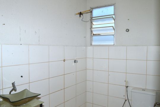 Banheiro de apartamento para alugar com 2 quartos, 45m² em Acaiaca, Belo Horizonte
