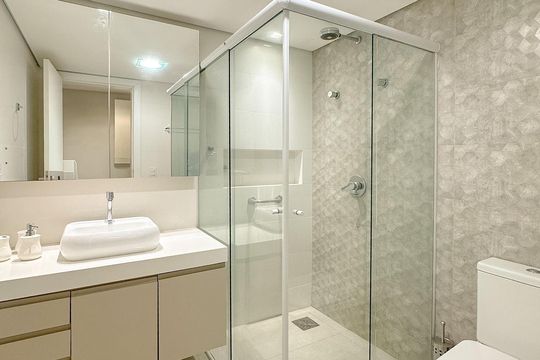 Banheiro de apartamento para alugar com 2 quartos, 110m² em Canasvieiras, Florianópolis