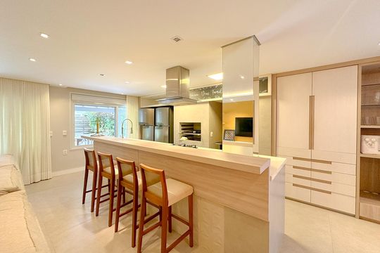 Cozinha de apartamento para alugar com 2 quartos, 110m² em Canasvieiras, Florianópolis