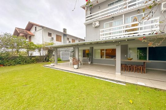Jardim de apartamento para alugar com 2 quartos, 110m² em Canasvieiras, Florianópolis