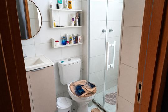 Banheiro de apartamento para alugar com 2 quartos, 45m² em Inhoaíba, Rio de Janeiro