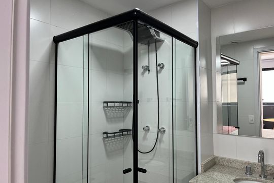 Banheiro de apartamento para alugar com 1 quarto, 27m² em Pinheiros, São Paulo