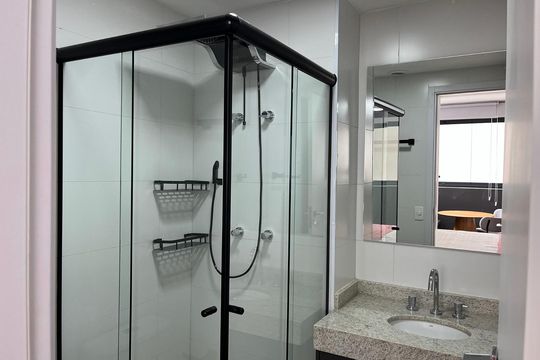 Banheiro de apartamento para alugar com 1 quarto, 27m² em Pinheiros, São Paulo