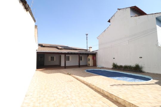 Piscina de casa para alugar com 3 quartos, 150m² em Granada, Uberlândia