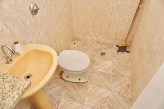 Banheiro  de casa para alugar com 1 quarto, 85m² em Sagrada Família, Belo Horizonte