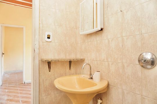 Banheiro social de casa para alugar com 1 quarto, 85m² em Sagrada Família, Belo Horizonte