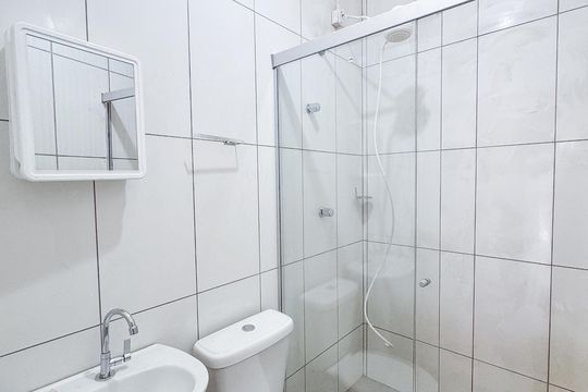 Banheiro social de kitnet/studio para alugar com 1 quarto, 36m² em Ernesto do Nascimento, Contagem