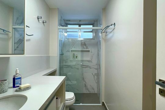 Banheiro de apartamento para alugar com 2 quartos, 72m² em Cerqueira César, São Paulo