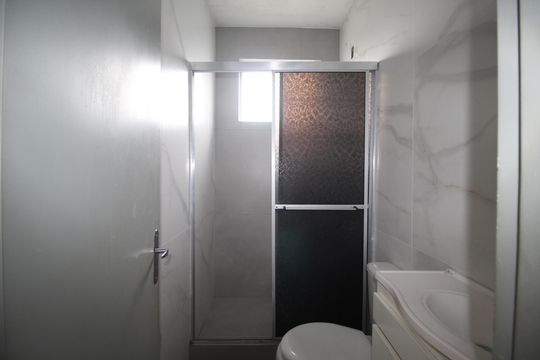 Banheiro de apartamento para alugar com 2 quartos, 53m² em Morro Santana, Porto Alegre
